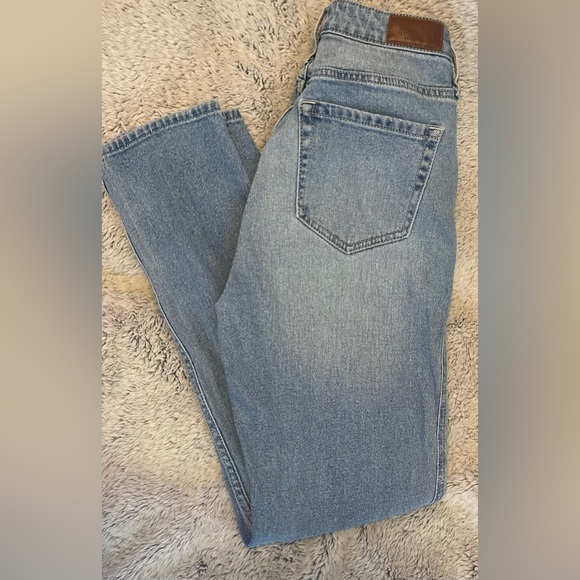 Hollister Ultra High Rise Mom Jeans Light Blue Straight Leg Jeans Size 5R - Picture 2 of 4